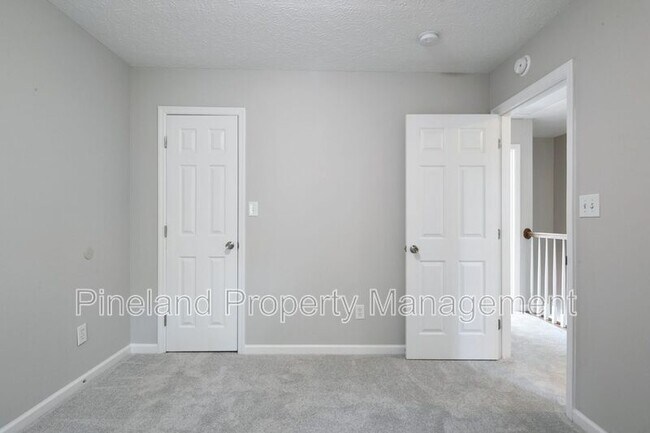 Building Photo - 320 Roundtree Dr