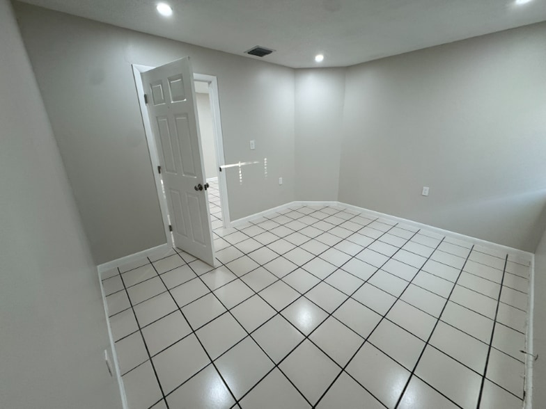 Building Photo - 933 SW 16th Pl