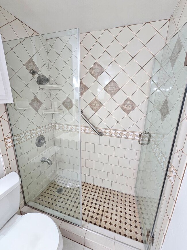 Building Photo - TOP FLOOR UNIT - Light and Airy 2 Bedroom, 2 Bath