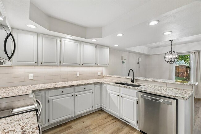 Building Photo - 11819 Red Oak Way