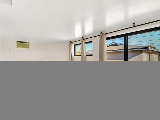 Building Photo - 544 W 17th Pl