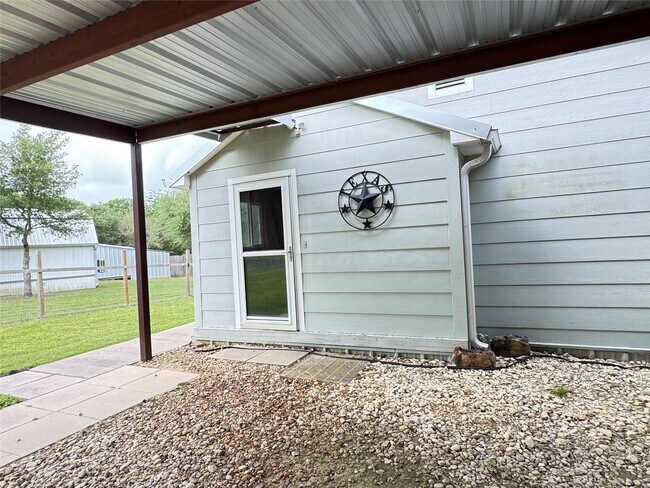 Building Photo - 879 Christmas Rd