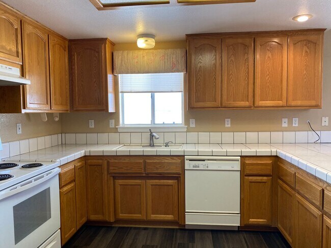 Building Photo - COUNTRY PLACE II U3 - Bluebird Avenue