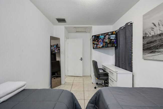 Building Photo - 5310 SW 138th Pl