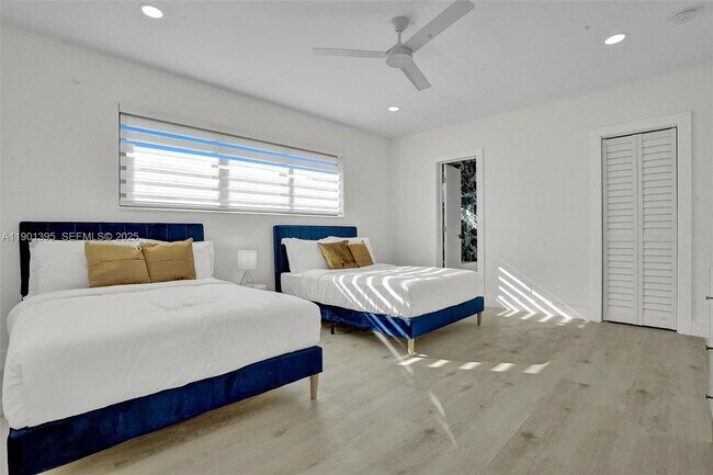 Building Photo - 1141 N North Lake Dr