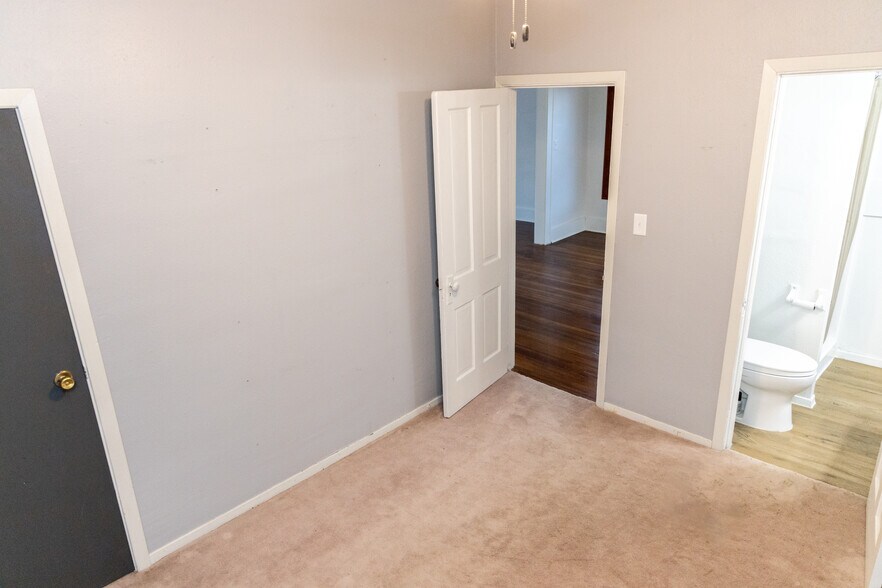 Building Photo - 711 S Phillips Ave