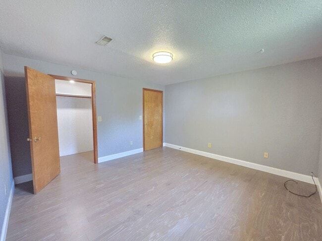 Building Photo - 3425 E 61st Ave