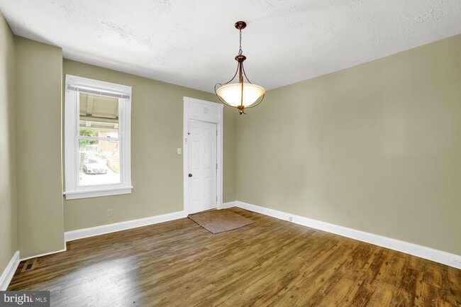 Building Photo - Coming Soon - Cozy 4 Bedroom, 1 Bath Home ...