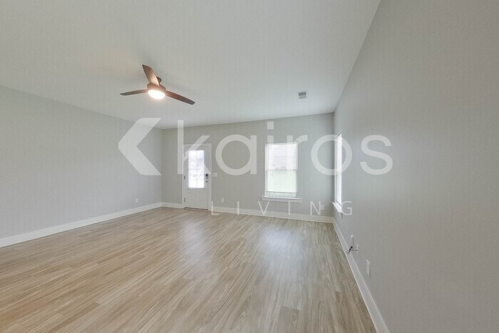 Building Photo - 165 Maple Leaf Dr