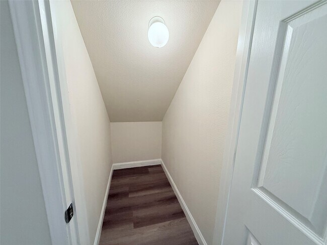 Building Photo - 26430 Richwood Oaks Dr