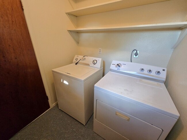 Building Photo - Quaint 2BD/1BTH apartment with a big back yard!