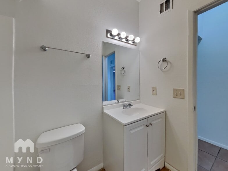 Building Photo - 2828 E Tierra Buena Ln