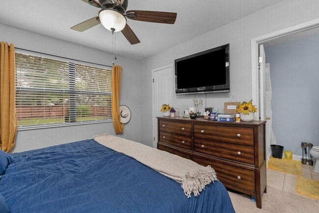 Building Photo - 326 Goldenrod Ct
