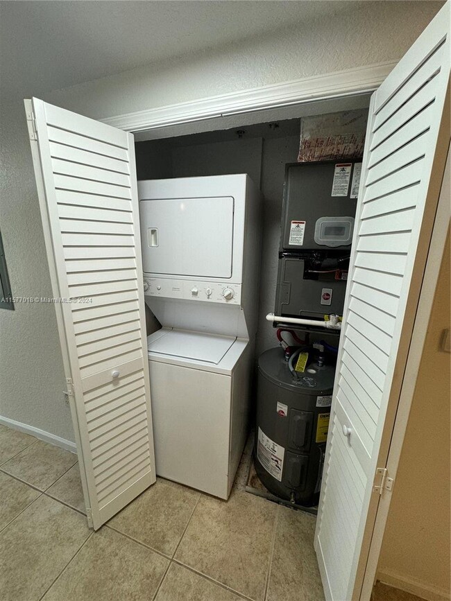Building Photo - Riverside Drive, Coral Springs, FL 33065 -...
