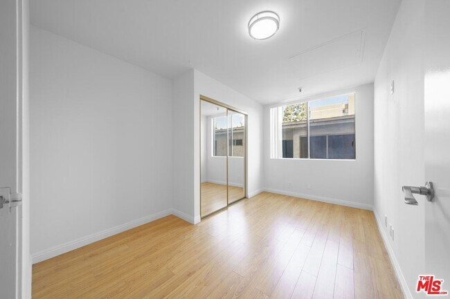 Building Photo - 1601 N Fuller Ave