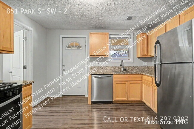 Building Photo - 851 Park St SW