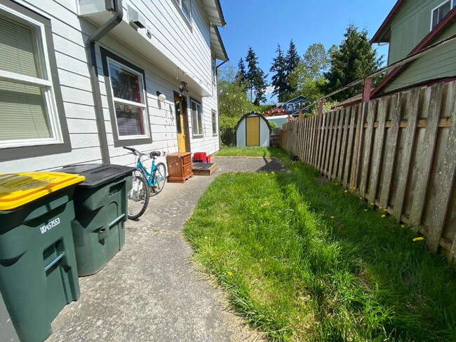 Building Photo - Spacious 3-Bedroom Duplex-Home in Roosevel...