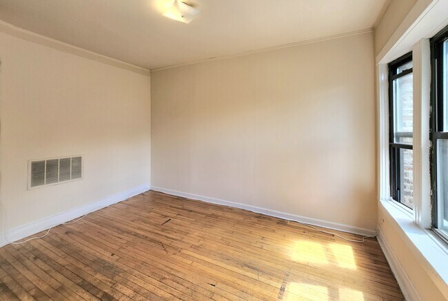 Building Photo - 1909 W Foster Ave