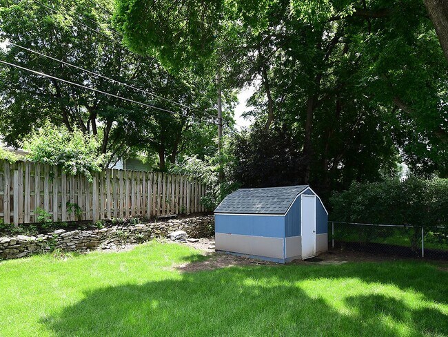 Building Photo - 619 S 68th St