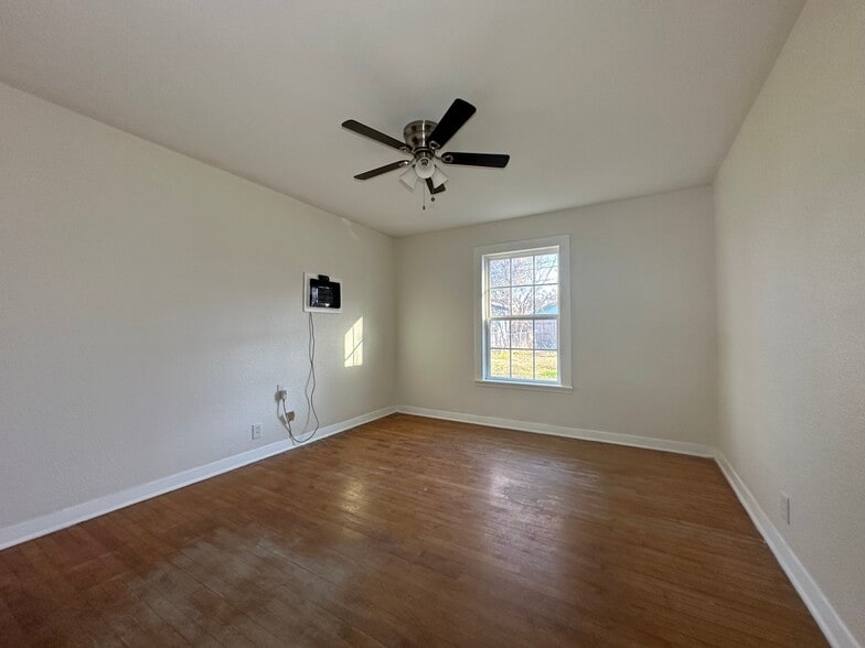 Building Photo - 1709 Navidad St