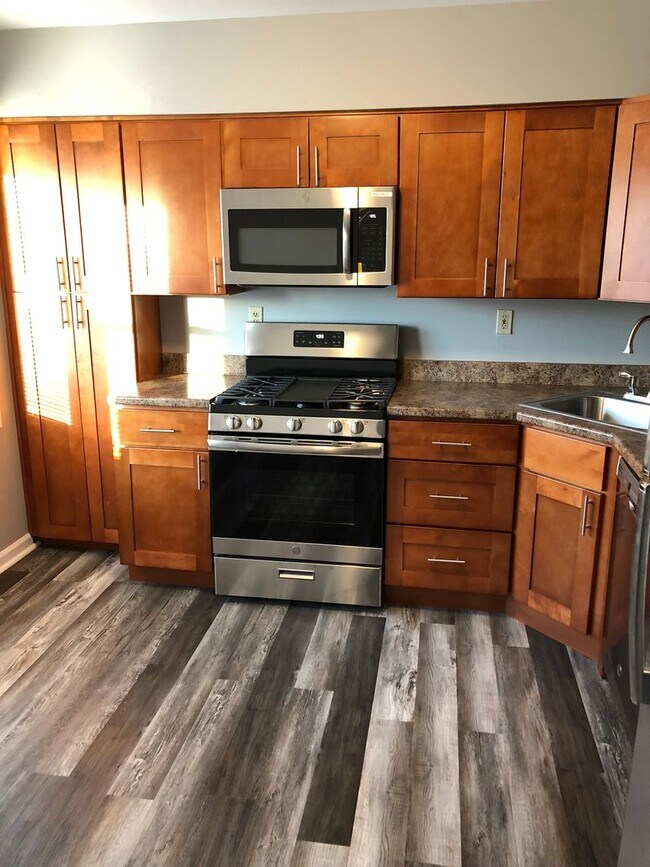 Building Photo - 2 bedrrom + basement Townhouse with Waterv...