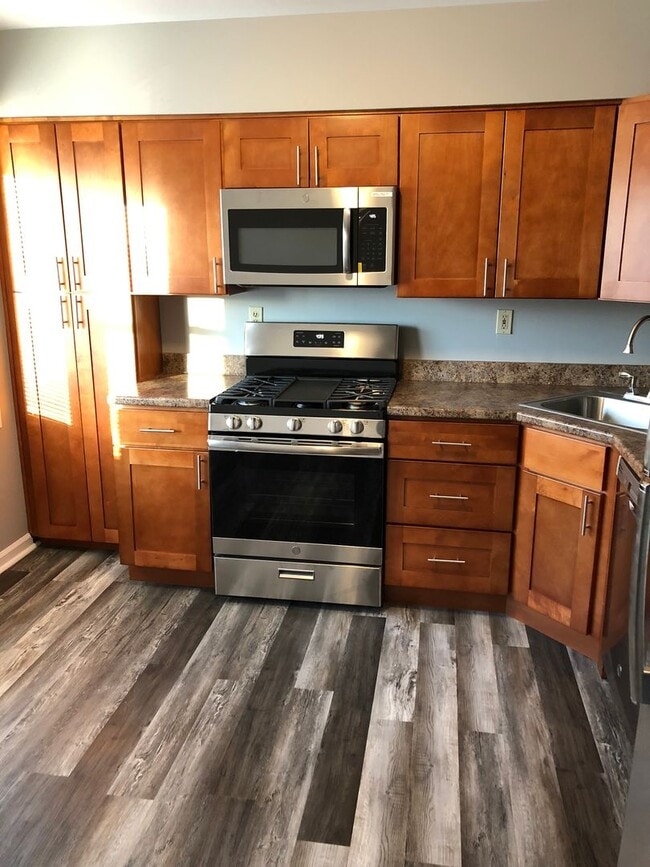 Building Photo - 2 bedrrom + basement Townhouse with Waterviews in Bristol. Large Private Backyard w Deck.