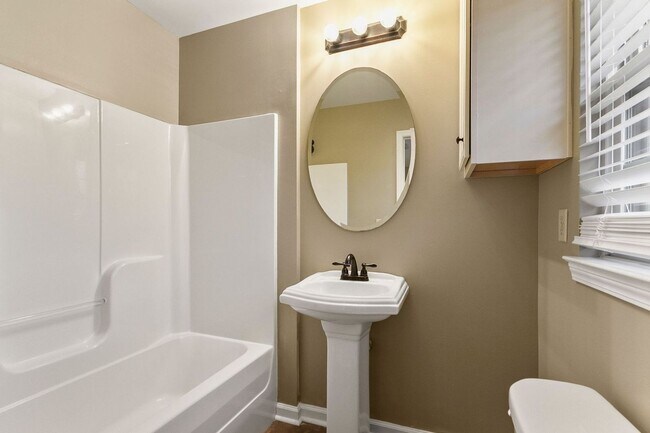 Building Photo - Spacious 3 Bedroom 3 Bath Available Now! Tour and Secure your Home today!