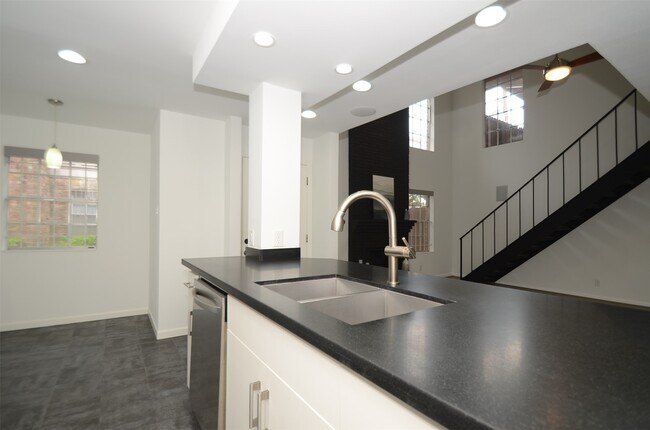 Building Photo - 5524 Beverly Hill St