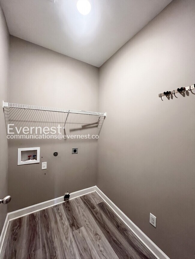 Building Photo - 5670 Matthew Dr