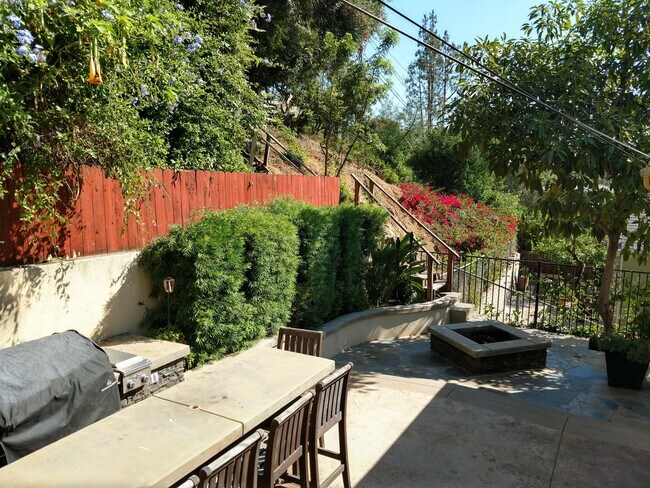 Building Photo - 820 Bank St