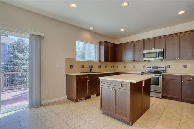 Building Photo - Awesome 3bed/3bath/2car garage on a quiet street in Aurora!