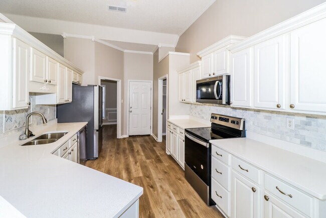 Building Photo - 9245 Tamhaven Dr