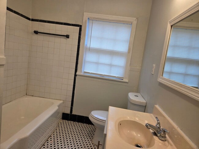 Building Photo - Spacious 4 Bed/ 2 Bath in North Jackson!