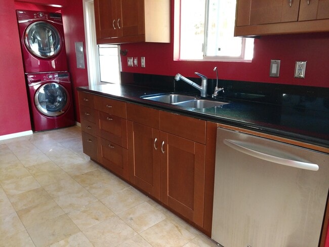 Building Photo - 820 Bank St