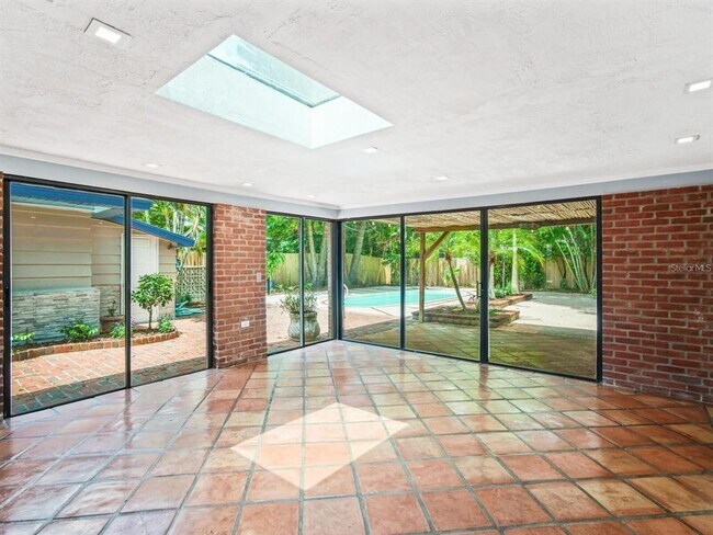 Building Photo - 1127 S Osprey Ave