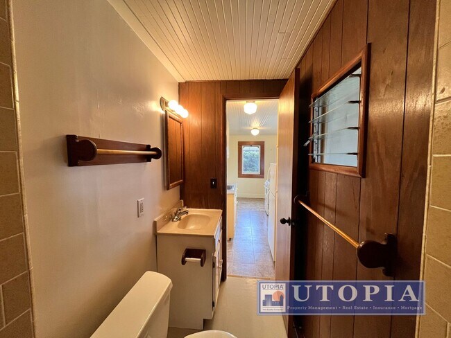 Building Photo - Charming and Sunny One Bedroom Apartment i...