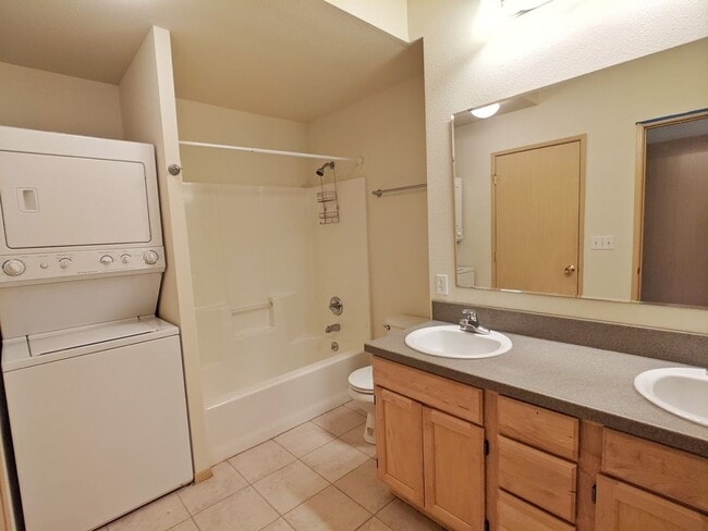 Building Photo - Townhouse, 2BD/1.5BA Condo, Radiant Heat F...