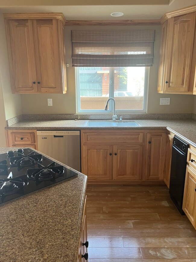 Building Photo - Custom home 1 block to ocean