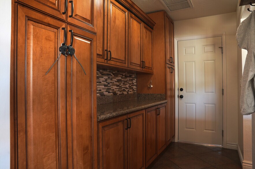 Building Photo - 2526 E Mercer Ln