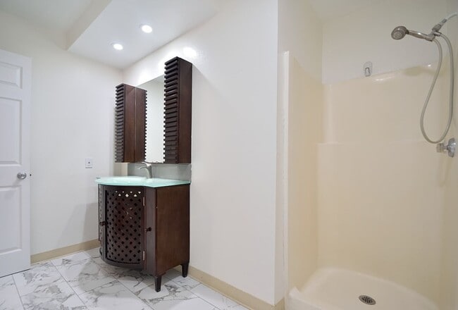 Building Photo - w4336