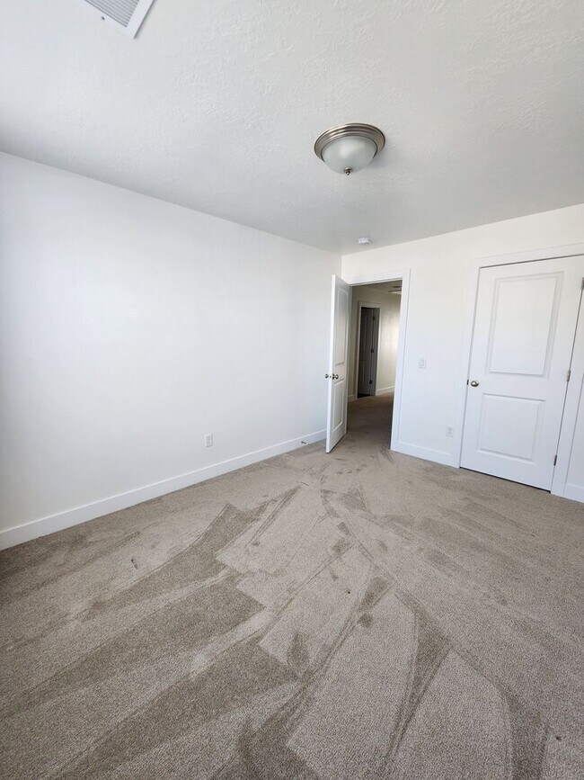 Building Photo - Beautiful Modern Townhome with Spacious La...