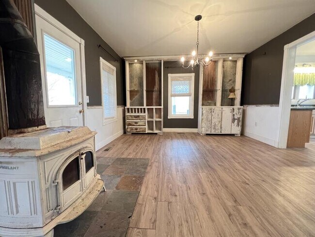 Building Photo - 3085 Overland Ave