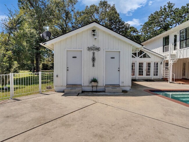 Building Photo - 8402 Matthews Ln