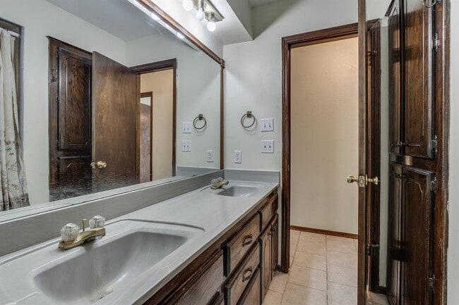 Building Photo - 2013 Tanglewood Dr