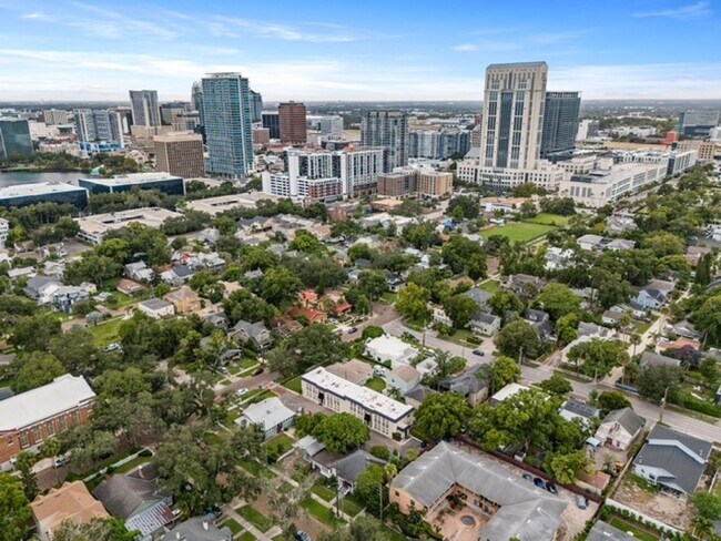 Building Photo - Orlando - 2 Bedroom, 1 Bathroom - $2195.00