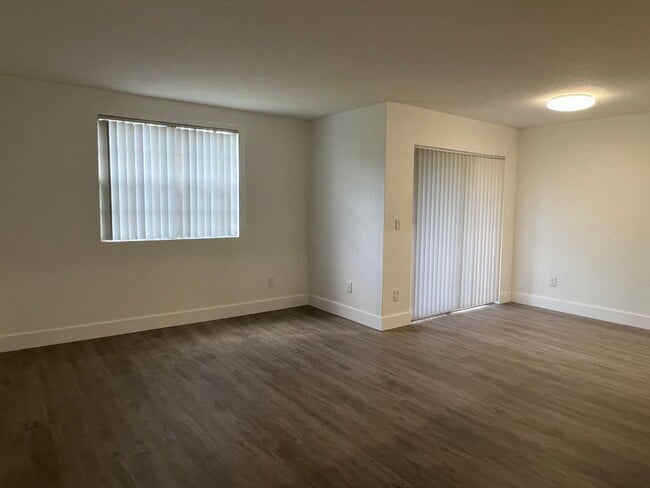 Building Photo - Beautiful Apartment in Gated Community FULL SIZE washer/dryer