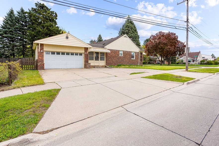 Building Photo - 25346 Fairway Dr