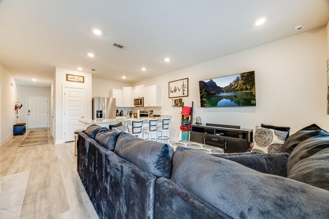 Building Photo - 1004 McLaren Cir