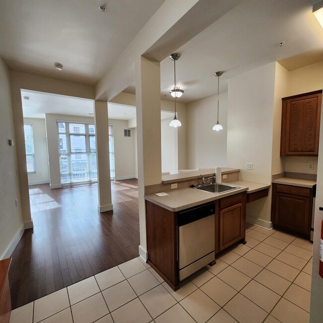 Building Photo - 3 Greenwich Dr