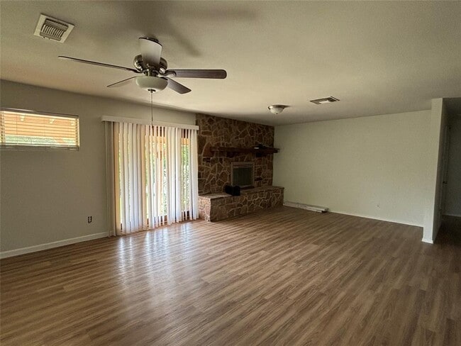 Building Photo - 1058 Lonesome